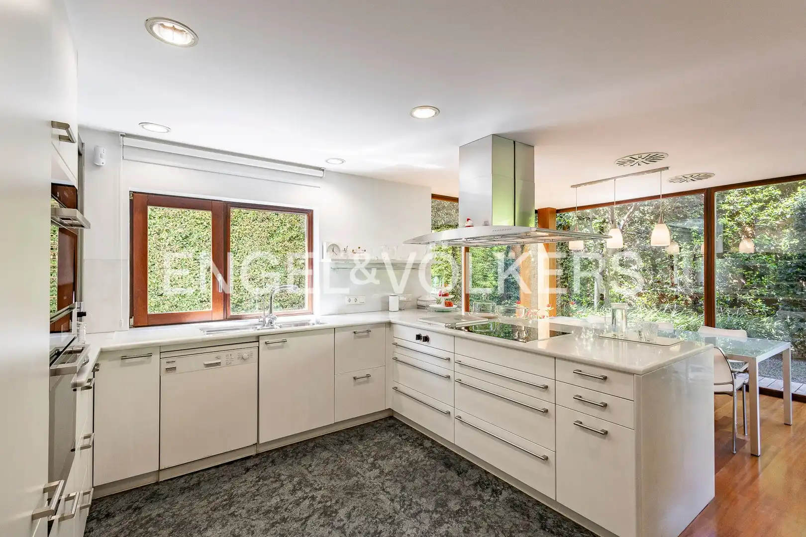 Cocina de Casa o chalet en venta en Sant Cugat del Vallès con Aire acondicionado, Calefacción y Jardín privado