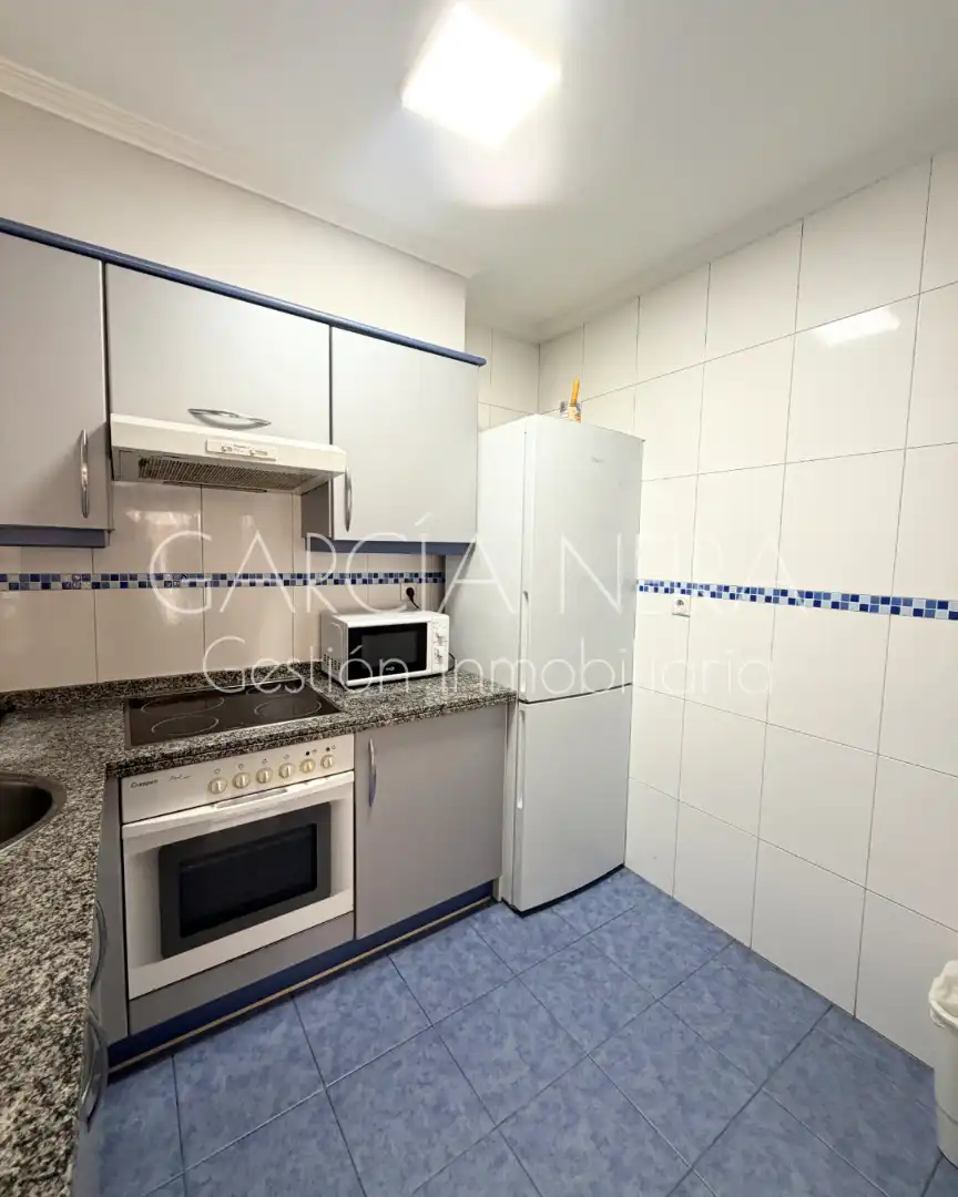 Cuina de Pis en venda en Oviedo  amb Calefacció, Parquet i Moblat