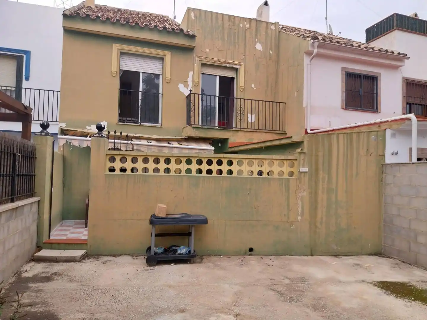 Vista exterior de Casa adosada en venda en Fuengirola amb Aire condicionat, Terrassa i Traster