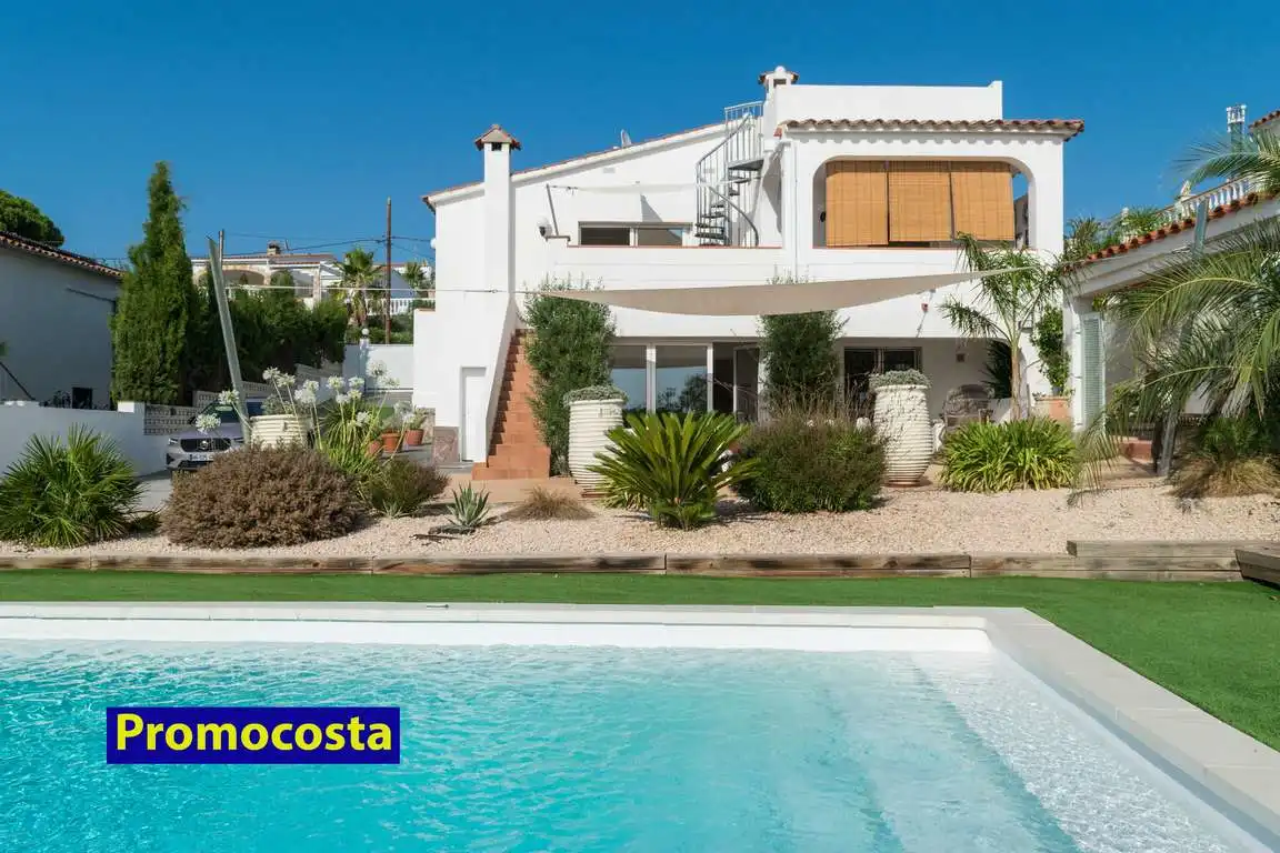 Chalet con piscina en venta en Port - La Cota - Puig Sec