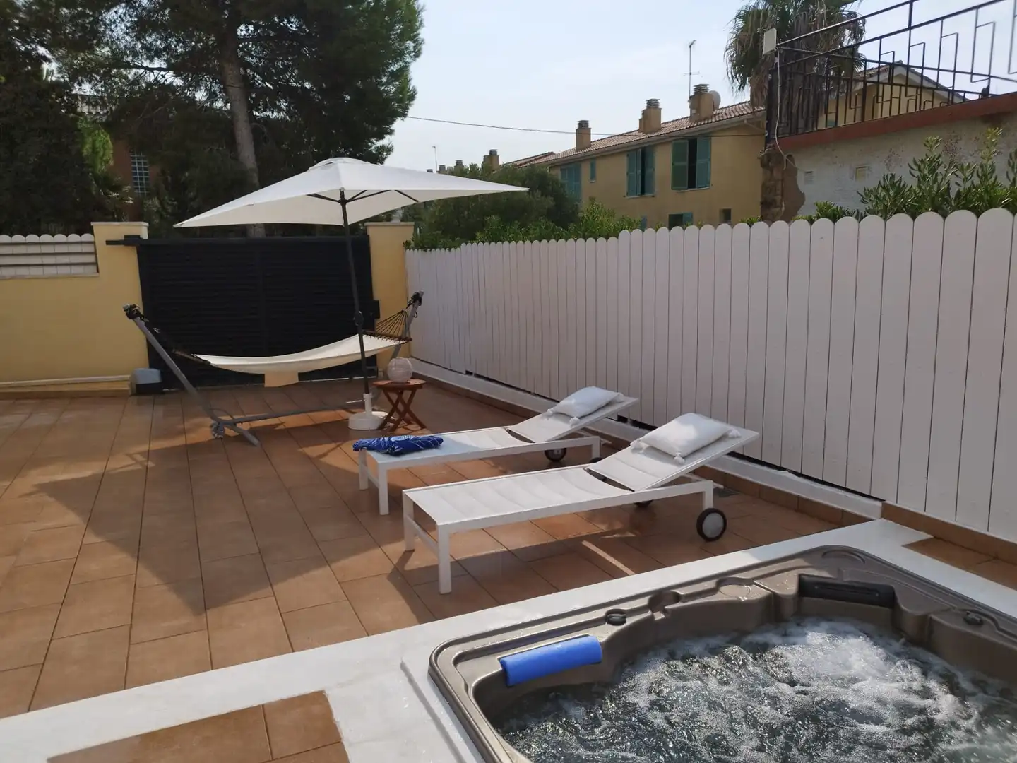 Terrasse von Einfamilien-Reihenhaus zum Verkauf in Torredembarra mit Klimaanlage, Heizung und Privatgarten