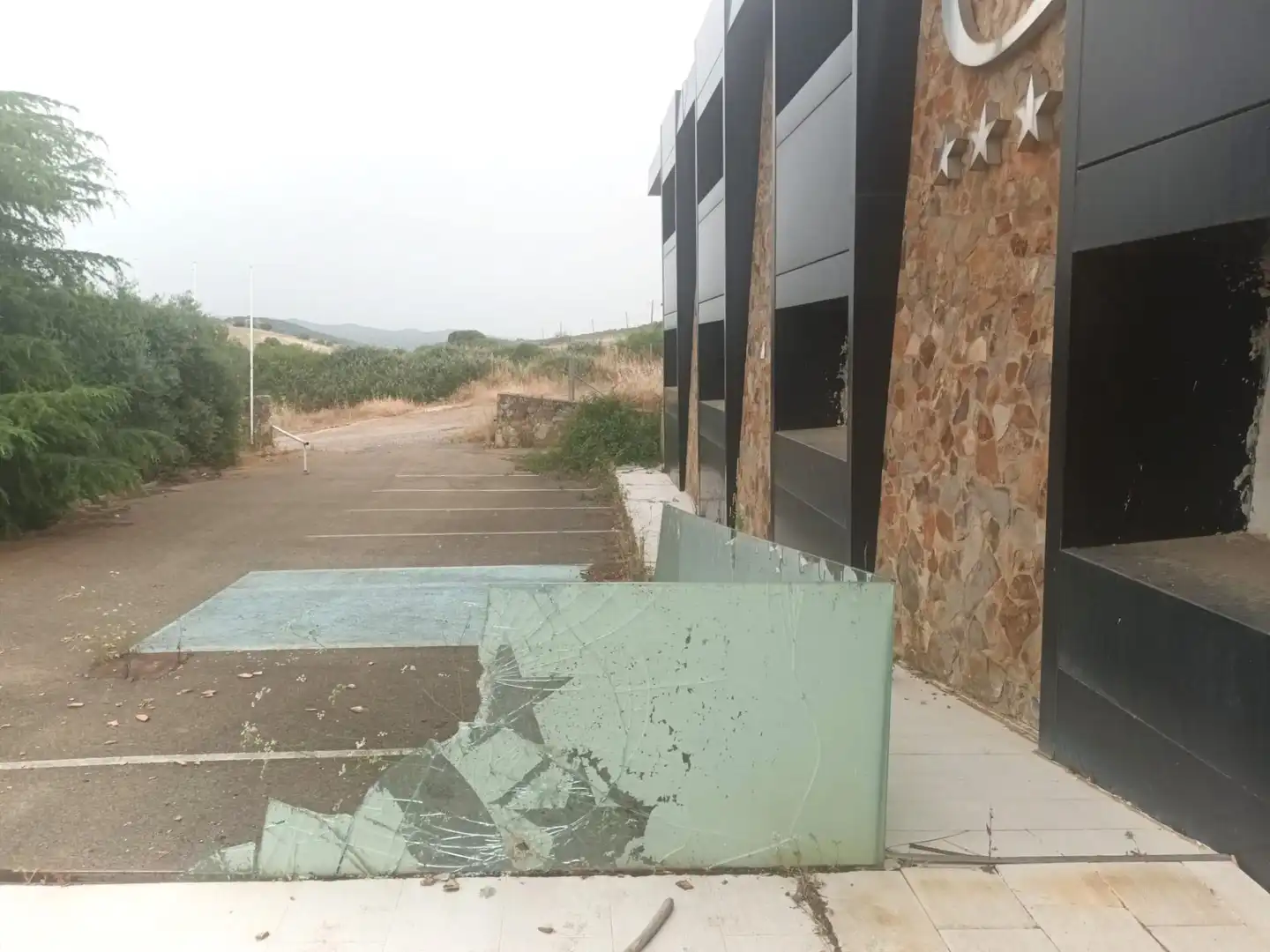 Vista exterior de Edifici en venda en Almadén
