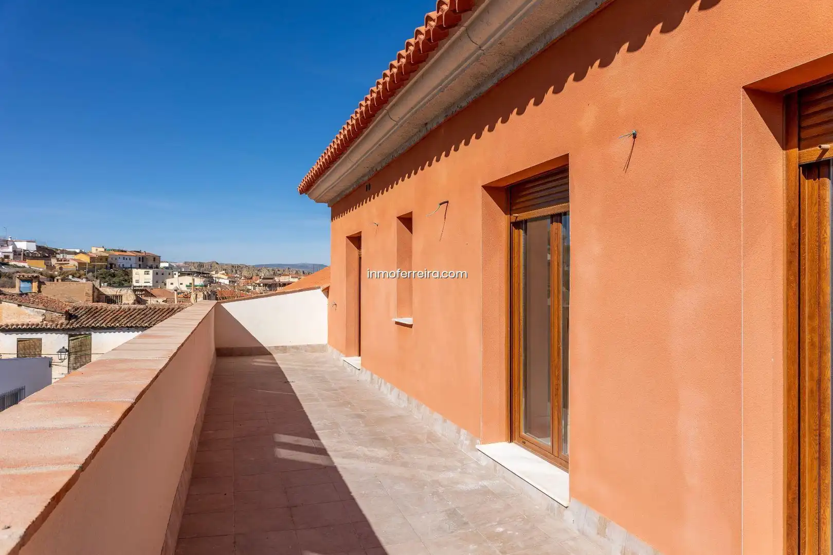 Vista exterior de Àtic en venda en Guadix amb Aire condicionat