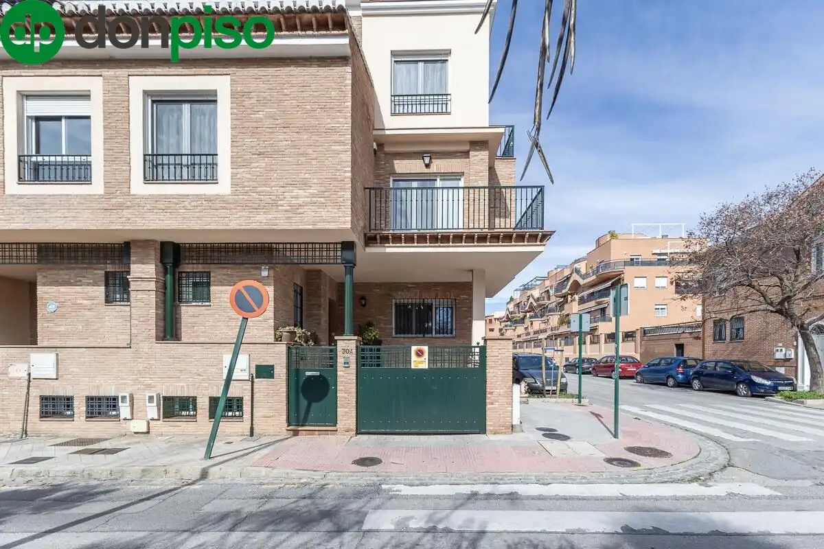Vista exterior de Casa adosada en venta en Granada con Calefacción, Jardín privado y Terraza