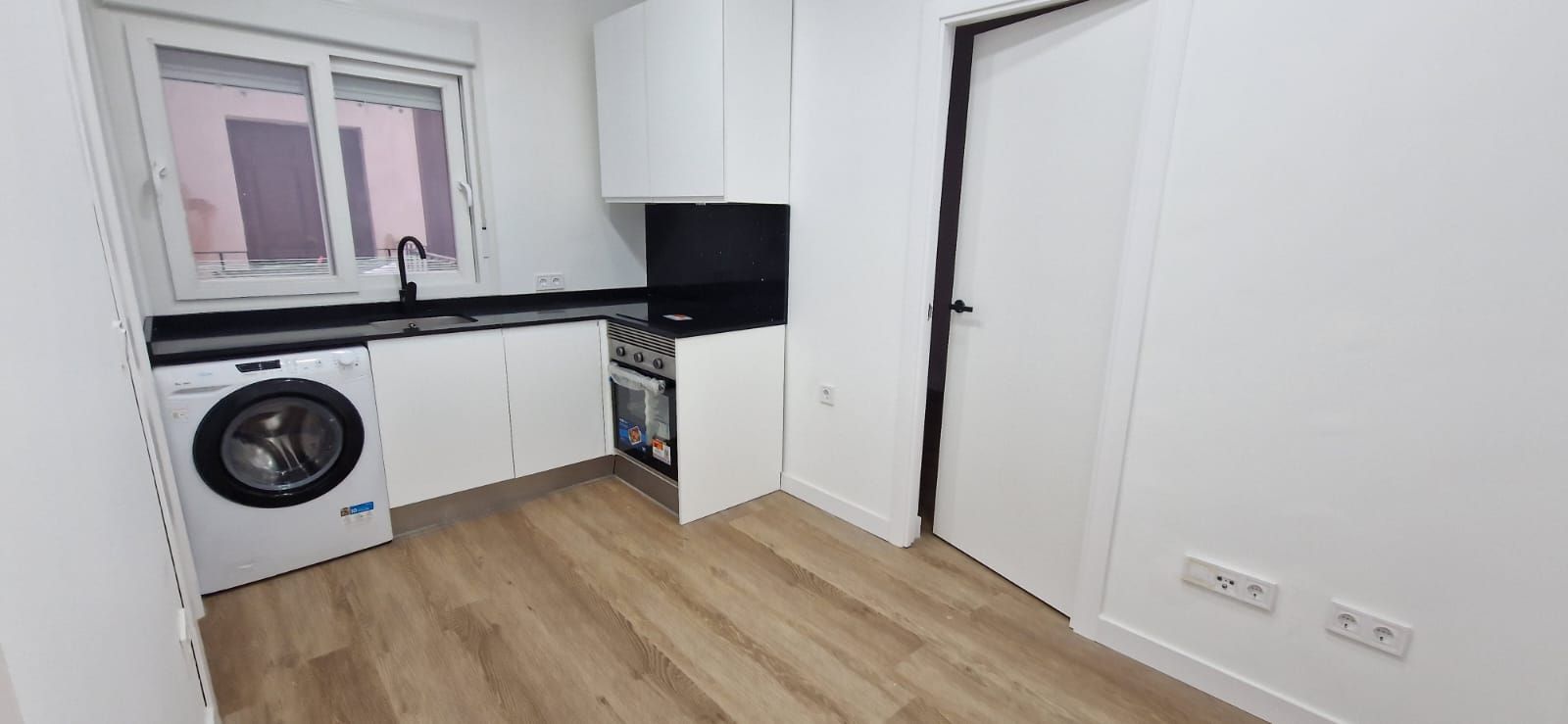 Kitchen of Flat for sale in  Madrid Capital  with Oven and Washing machine