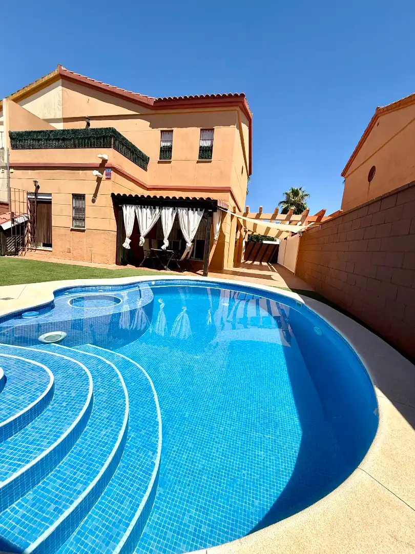 Piscina de Casa adosada en venda en Espartinas amb Jardí privat, Terrassa i Piscina