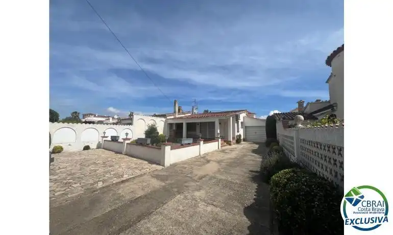 Detached house for sale in Pení 115A