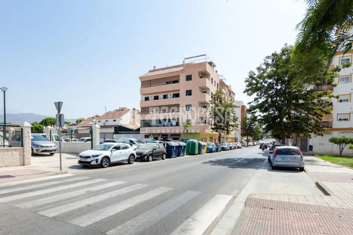 Vista exterior de Pis en venda en Vélez-Málaga amb Terrassa