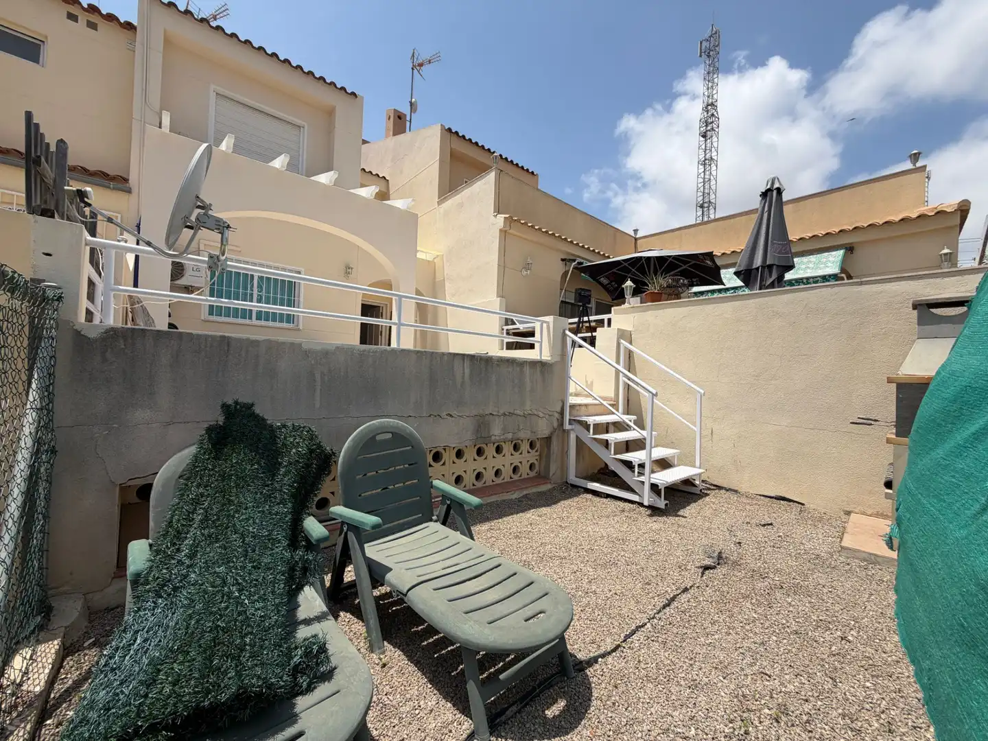 Außenansicht von Einfamilien-Reihenhaus zum Verkauf in El Campello mit Klimaanlage, Privatgarten und Terrasse