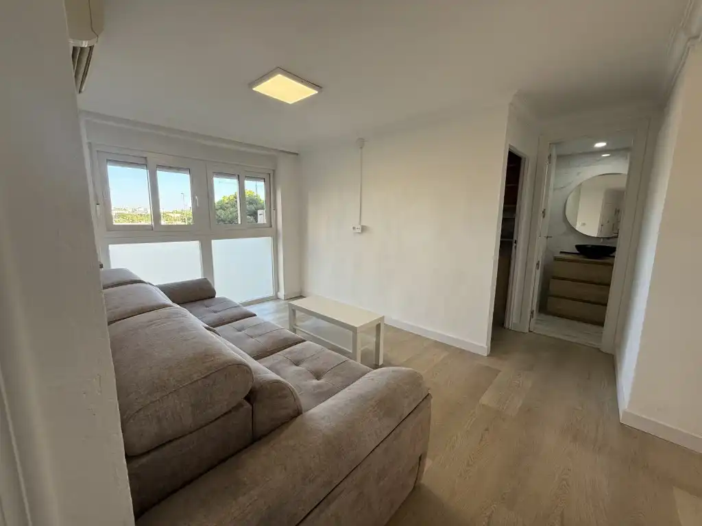 Living room of Flat for rent in Sevilla  with Air Conditioner