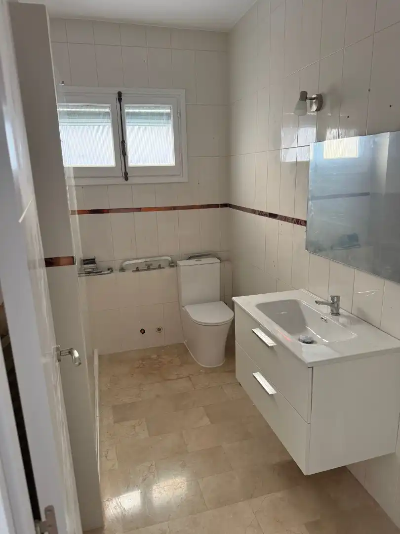 Bathroom of Flat for rent in Carmona  with Air Conditioner and Balcony