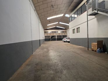 Nau industrial de lloguer a Carrer Obradors 11