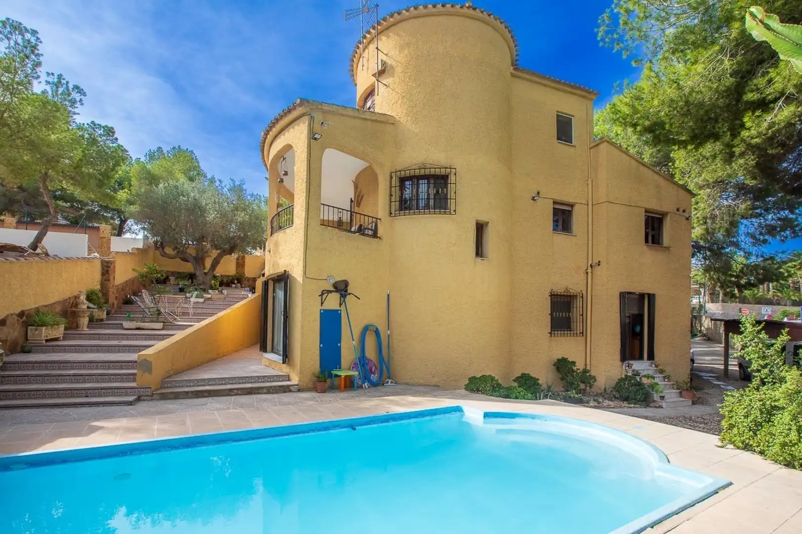 Vista exterior de Casa o xalet en venda en Orihuela amb Aire condicionat, Jardí privat i Terrassa