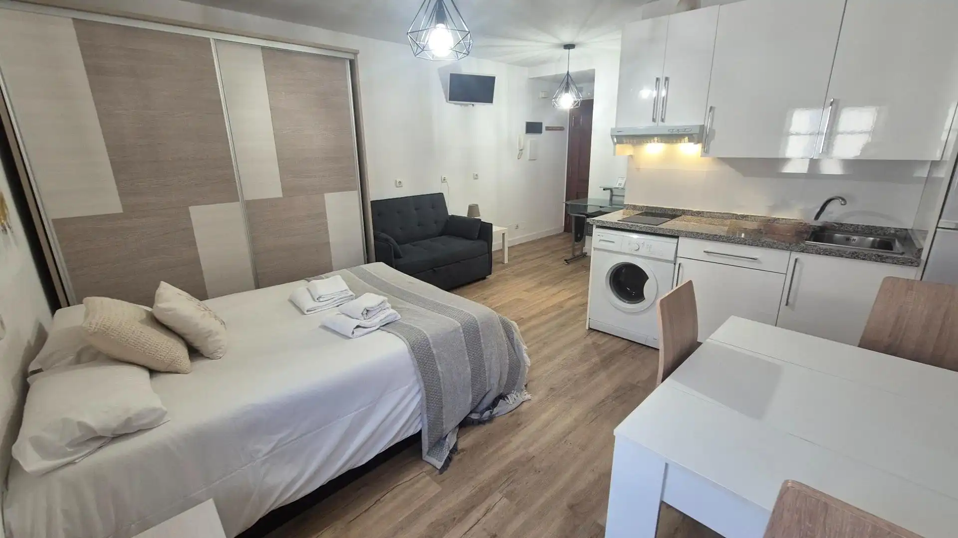 Bedroom of Study for rent in Salamanca  with Heating, Furnished and Balcony