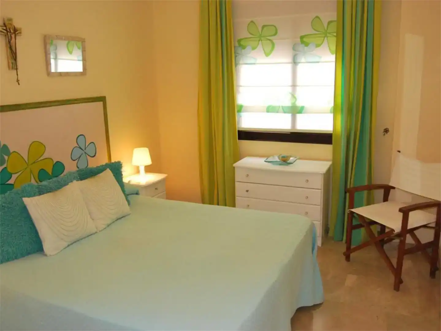 Schlafzimmer von Wohnungen zur Miete in Manilva mit Klimaanlage, Schwimmbad und Möbliert