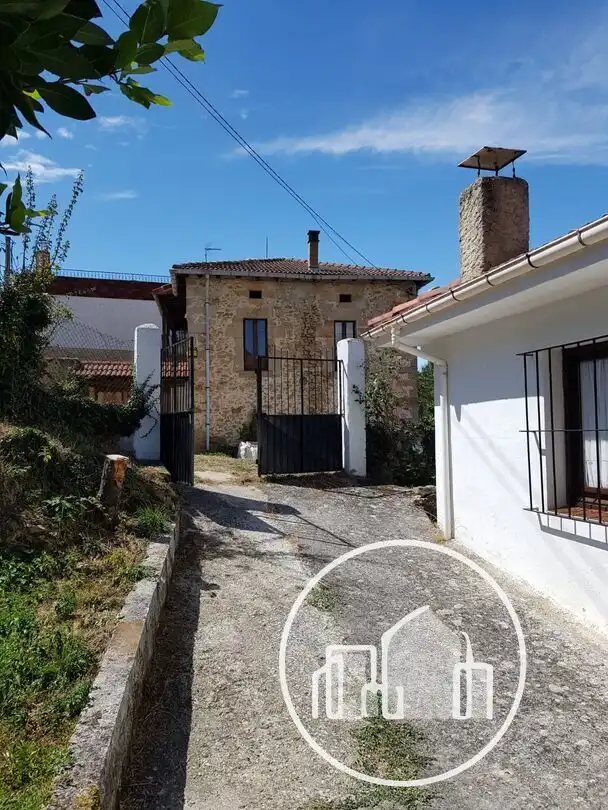 Vista exterior de Casa o xalet en venda en Merindad de Valdeporres amb Moblat