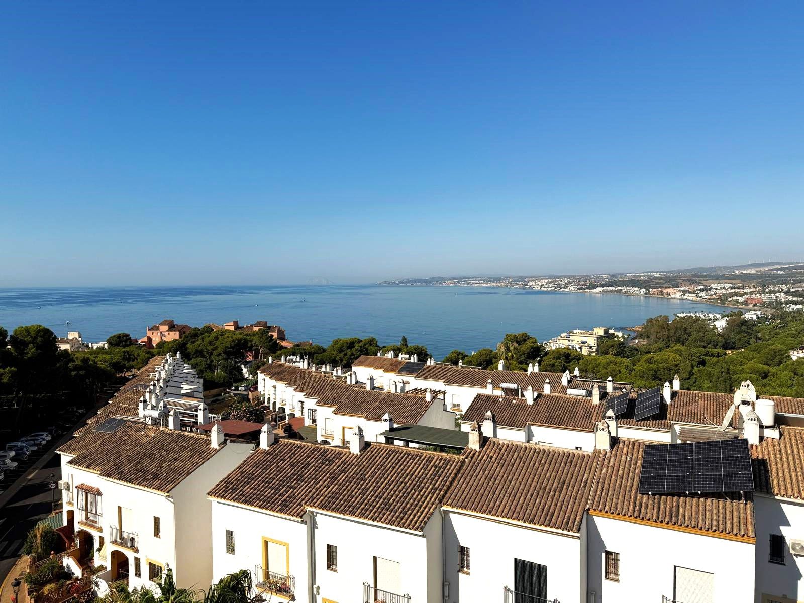 Vista exterior de Apartament en venda en Estepona amb Terrassa, Piscina i Piscina comunitària