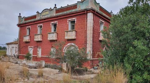 Finca señorial en venta en la periferia de Pedreguer. Es una vivienda de 2 alturas de 925m2 construidos con 57.000m2 de terreno. A