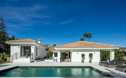 Vista exterior de Casa o xalet en venda en Marbella amb Aire condicionat, Jardí privat i Terrassa