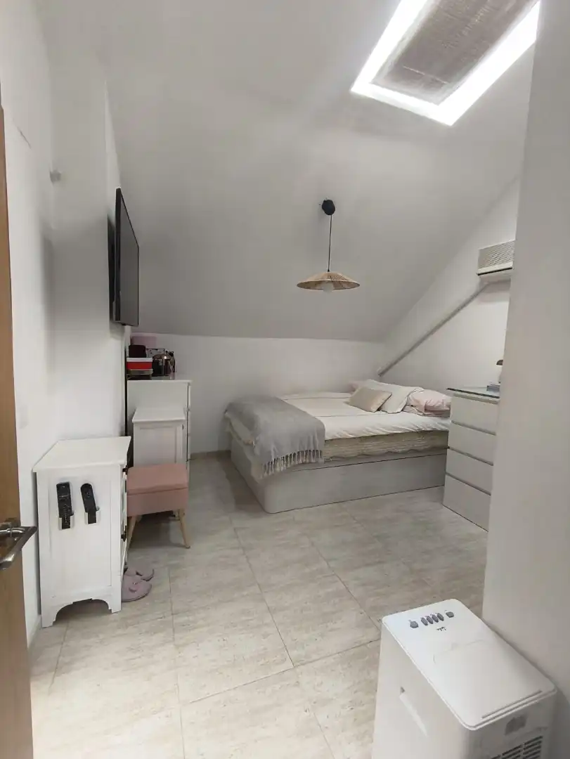 Schlafzimmer von Einfamilien-Reihenhaus zum Verkauf in Casarrubios del Monte mit Klimaanlage, Heizung und Privatgarten