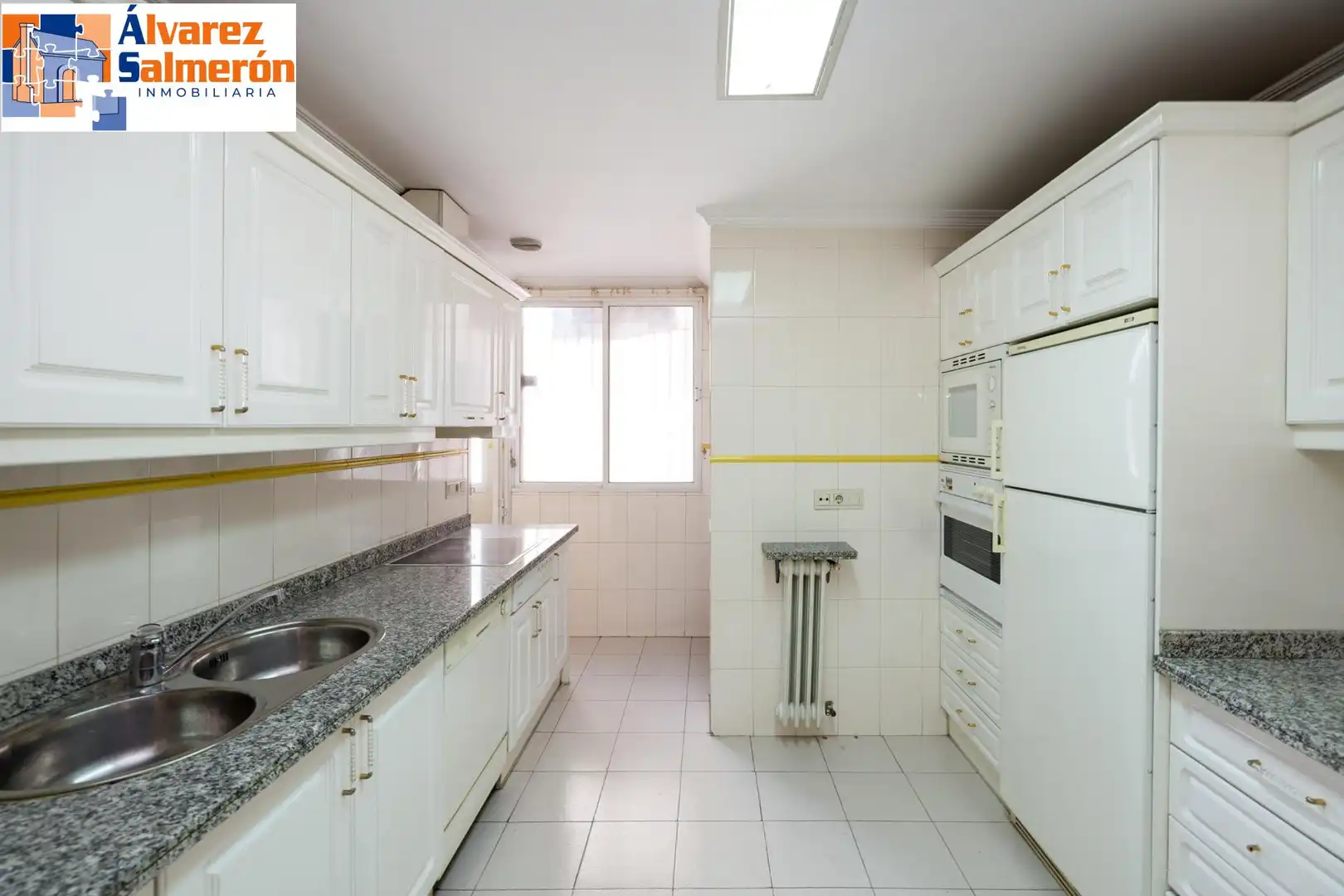 Kitchen of Flat for sale in Granada