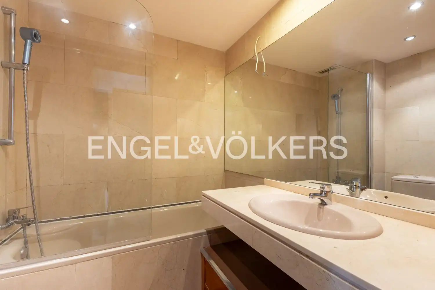 Badezimmer von Wohnung zum Verkauf in Valencia mit Klimaanlage, Heizung und Privatgarten