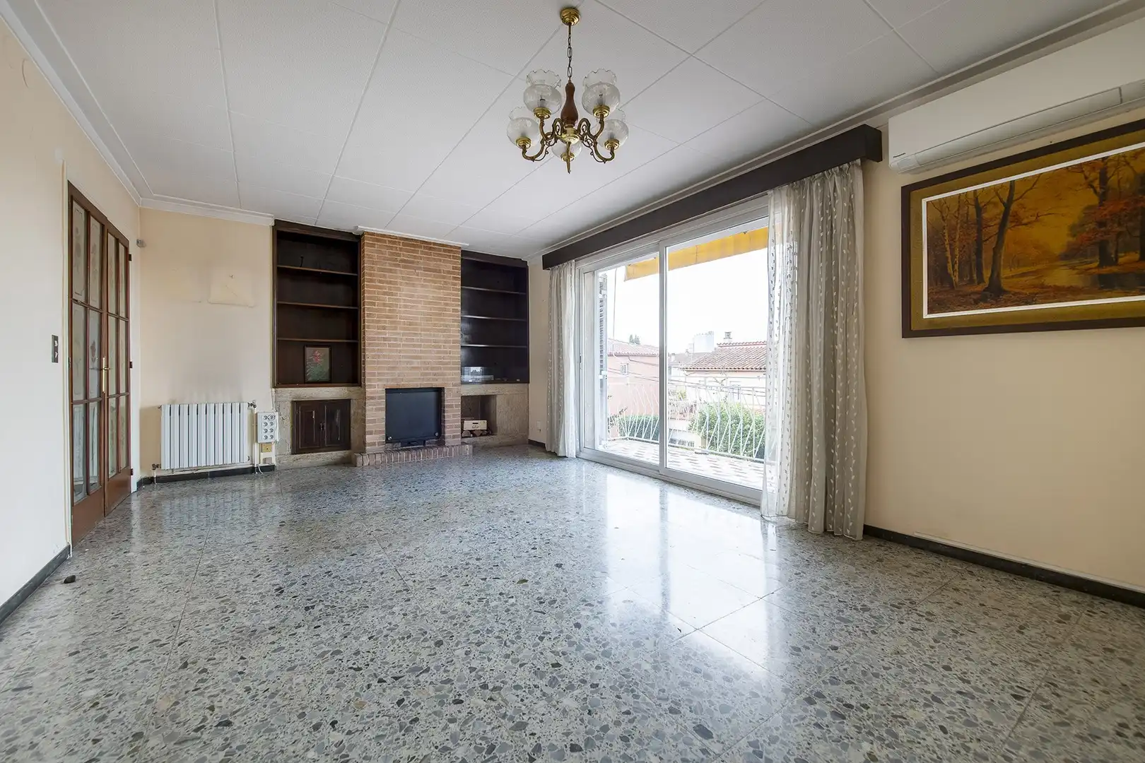 Wohnzimmer von Einfamilien-Reihenhaus zum Verkauf in Banyoles mit Klimaanlage, Heizung und Terrasse