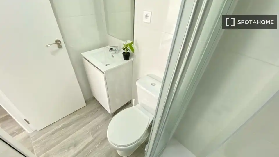 Baño de Piso de alquiler en Madrid con Aire acondicionado, Calefacción y Amueblado