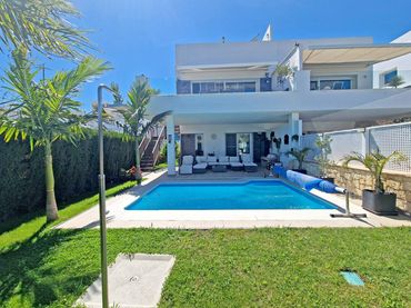 Semi-detached house with pool for sale in Riviera del Sol
