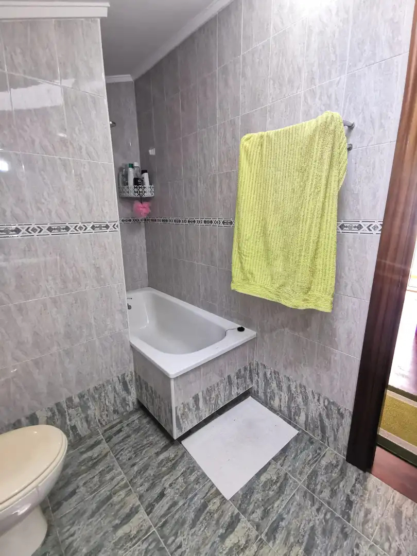 Baño de Ático en venta en Castro-Urdiales con Calefacción, Terraza y Trastero