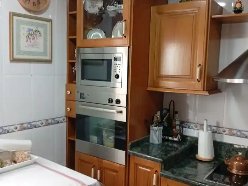 Cuina de Casa adosada en venda en Motril amb Aire condicionat, Jardí privat i Moblat