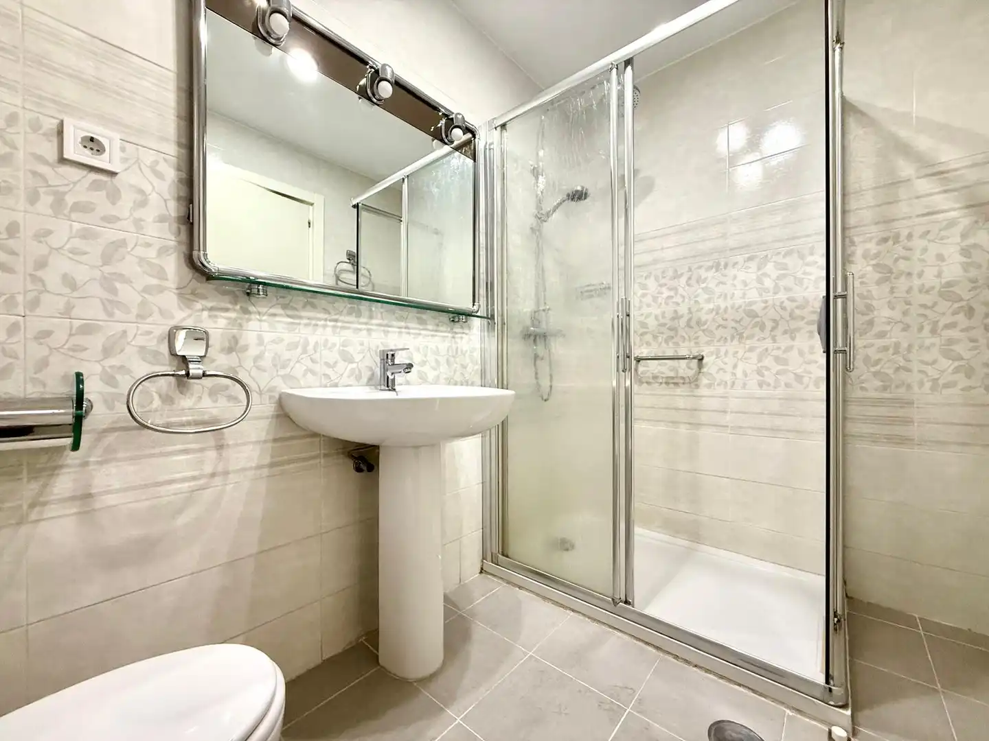 Bathroom of Flat for sale in Sevilla  with Furnished