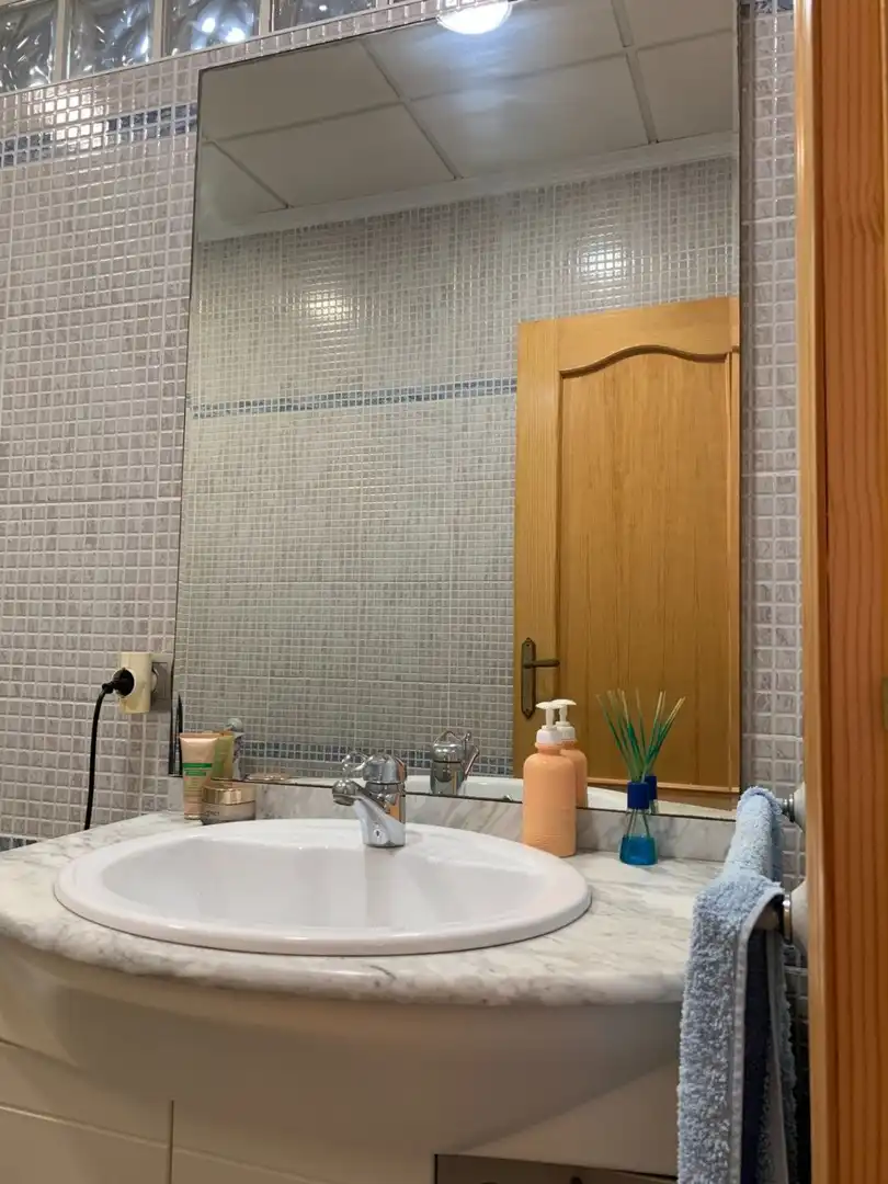 Badezimmer von Erdgeschoss zum Verkauf in Valencia mit Terrasse, Abstellraum und Möbliert