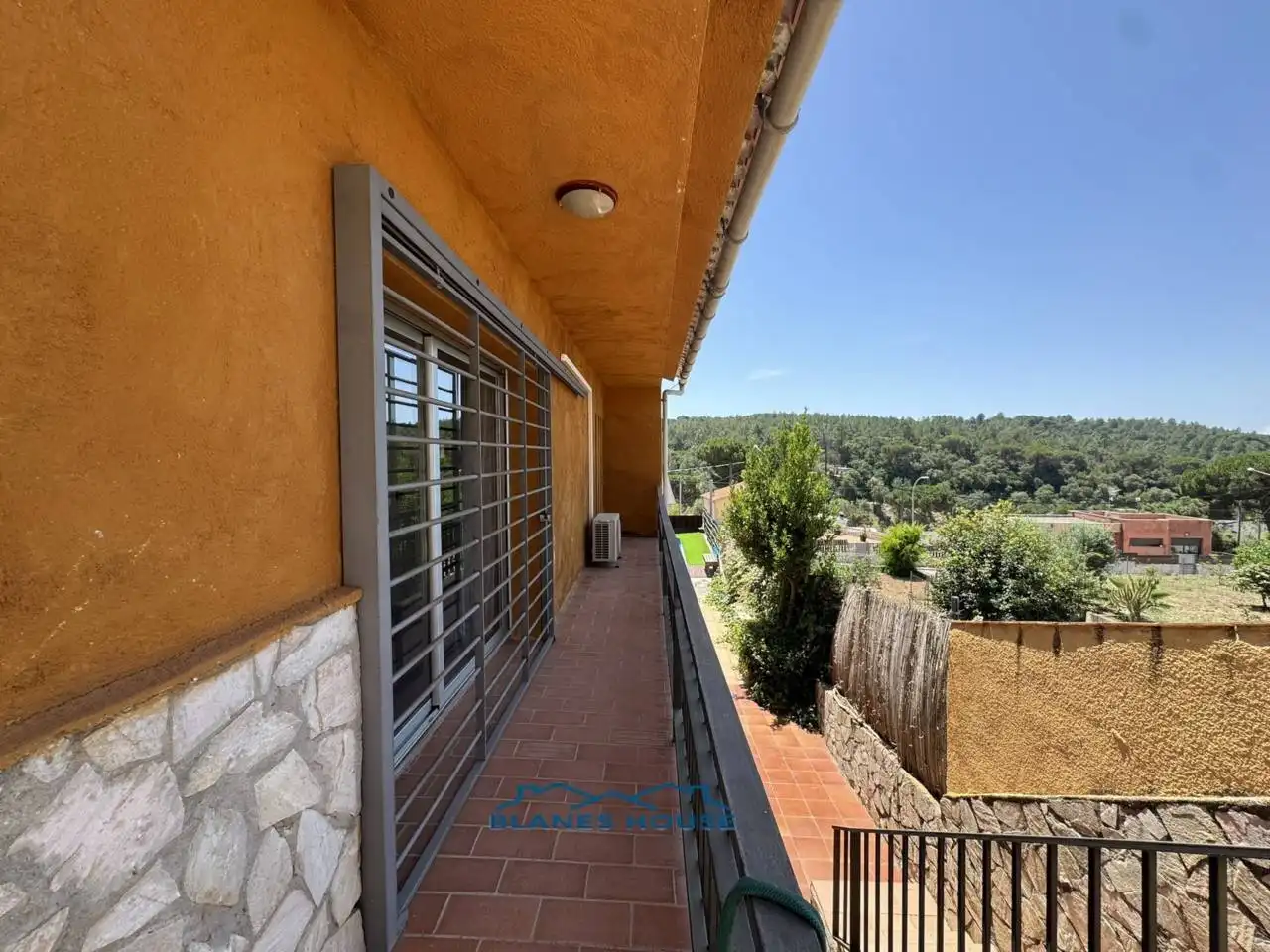 Vista exterior de Casa o xalet en venda en Tordera amb Aire condicionat, Jardí privat i Terrassa