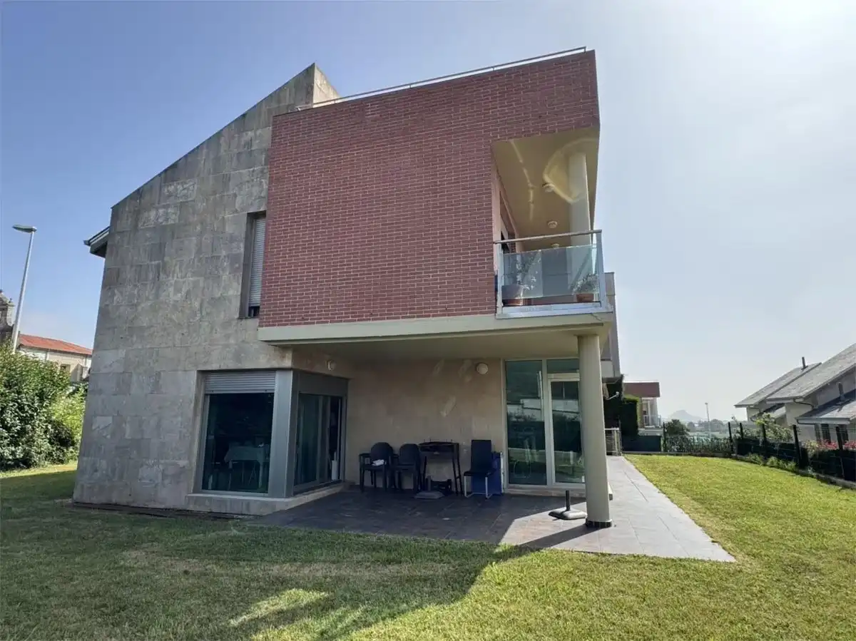 Vista exterior de Casa o xalet en venda en Santa Cruz de Bezana amb Calefacció, Jardí privat i Terrassa
