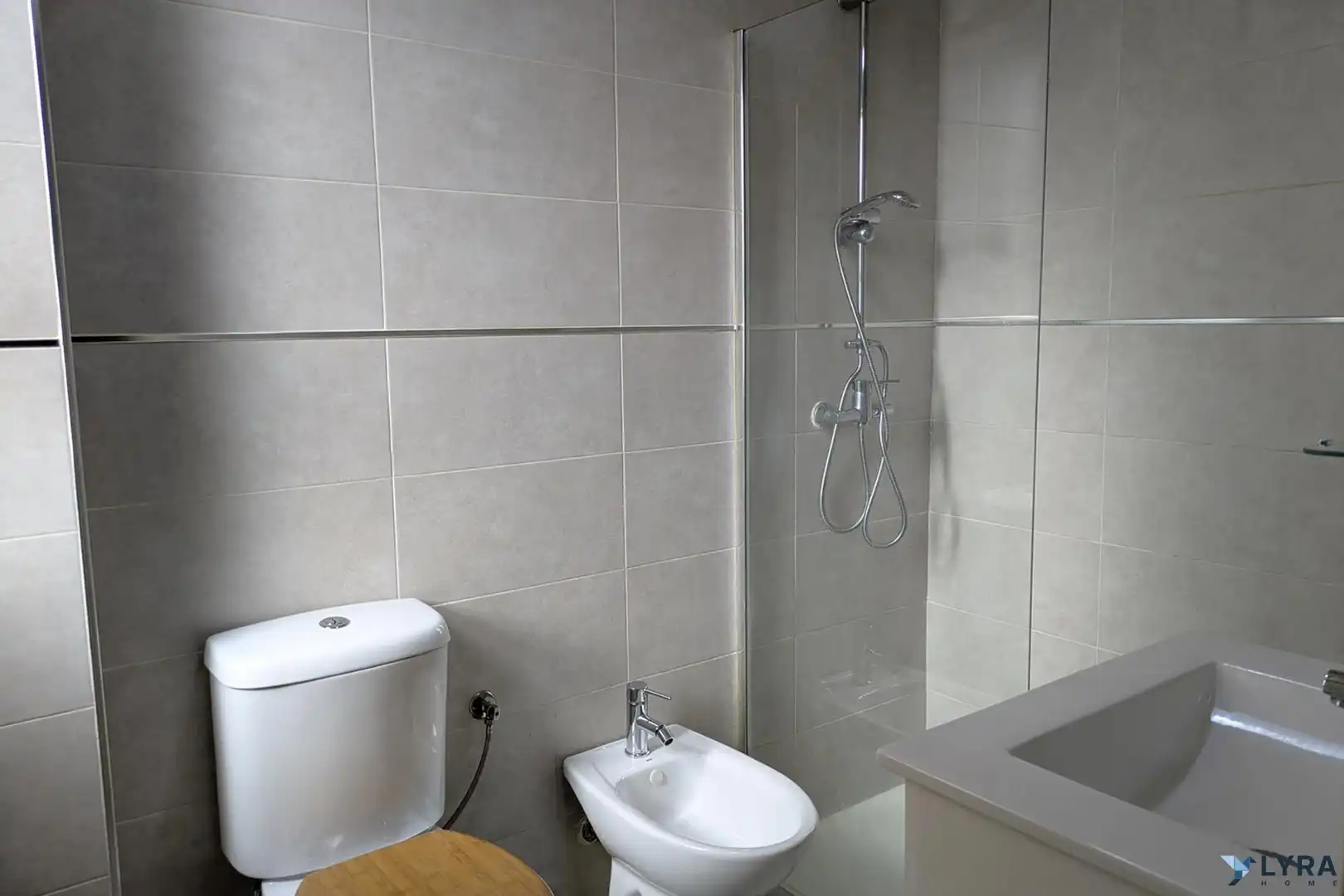 Baño de Piso en venta en Tomares con Aire acondicionado, Parquet y Terraza