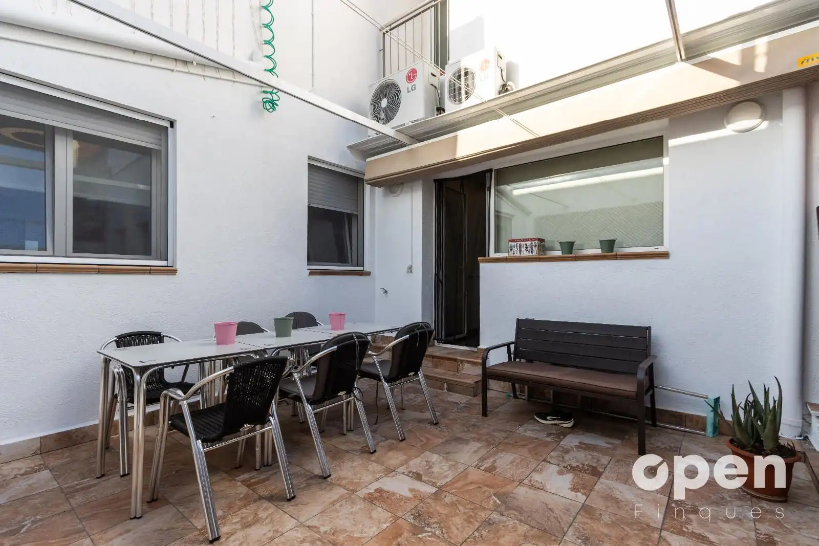 Terrasse von Einfamilien-Reihenhaus zum Verkauf in Terrassa mit Klimaanlage, Heizung und Terrasse