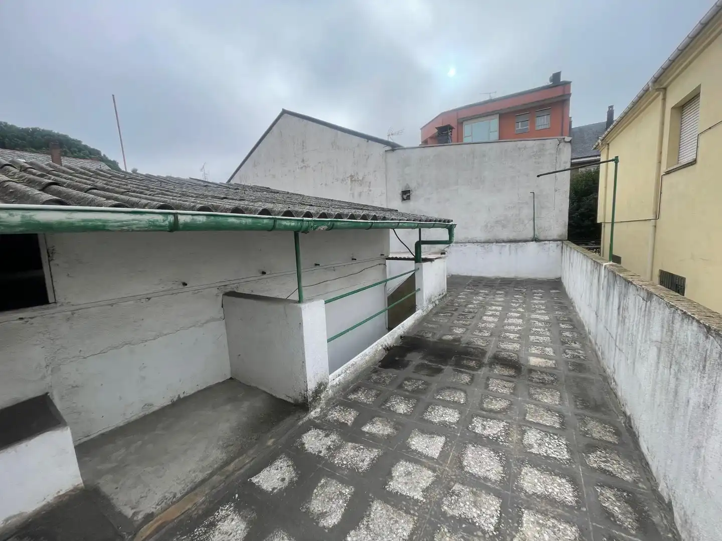 Außenansicht von Einfamilien-Reihenhaus zum Verkauf in Ponferrada mit Heizung und Terrasse