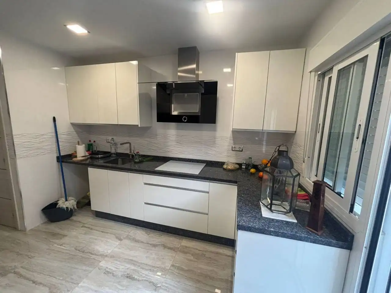 Cocina de Casa adosada en venta en Dos Hermanas con Aire acondicionado, Calefacción y Jardín privado