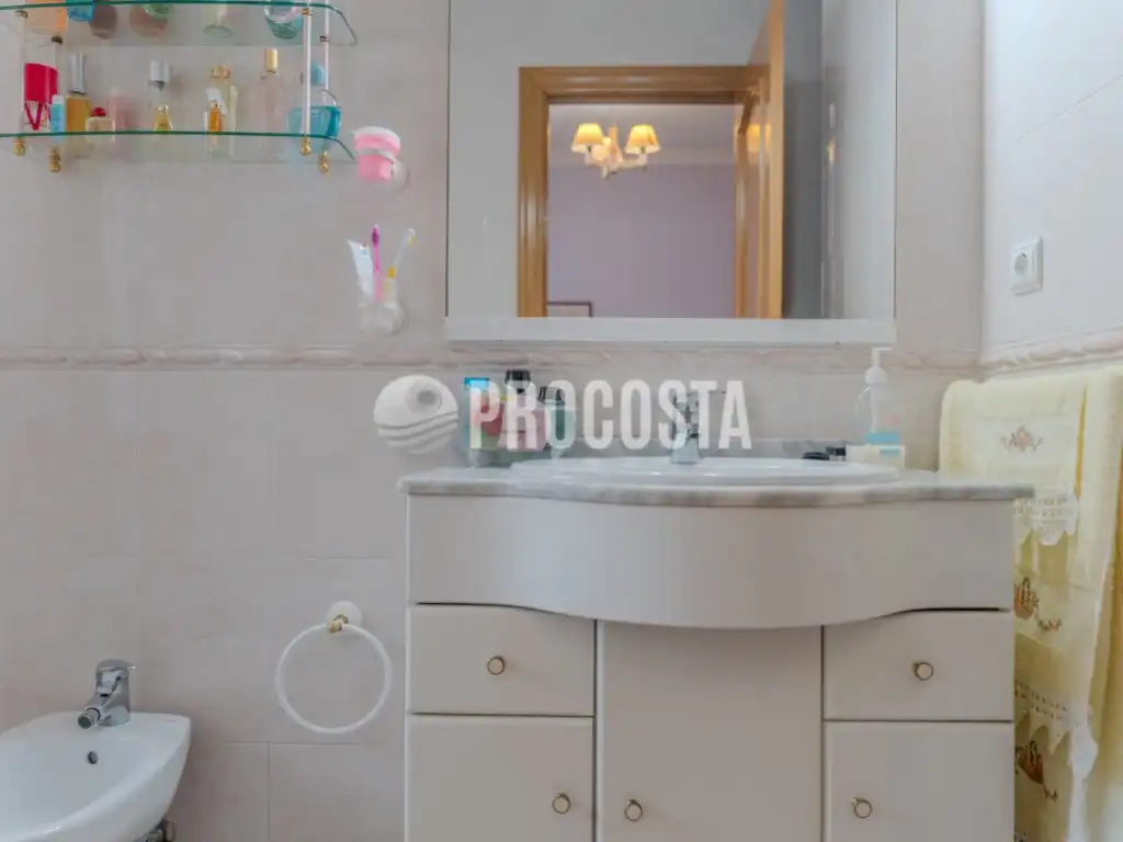 Bany de Casa o xalet en venda en Fuente Vaqueros amb Aire condicionat, Jardí privat i Terrassa