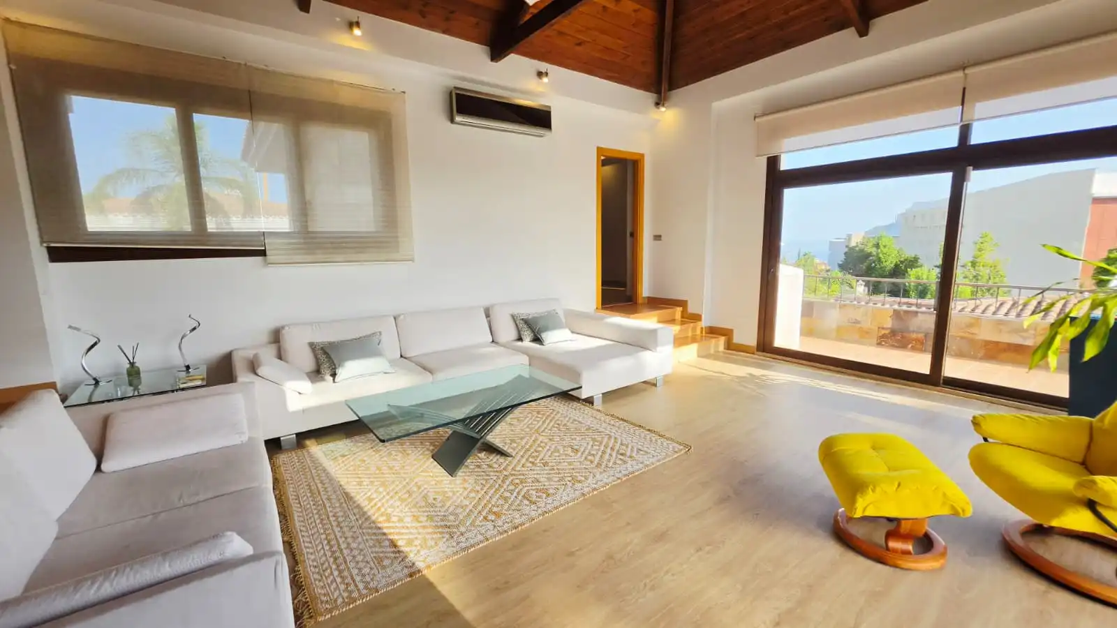 Sala d'estar de Casa o xalet en venda en Fuengirola amb Aire condicionat, Jardí privat i Terrassa