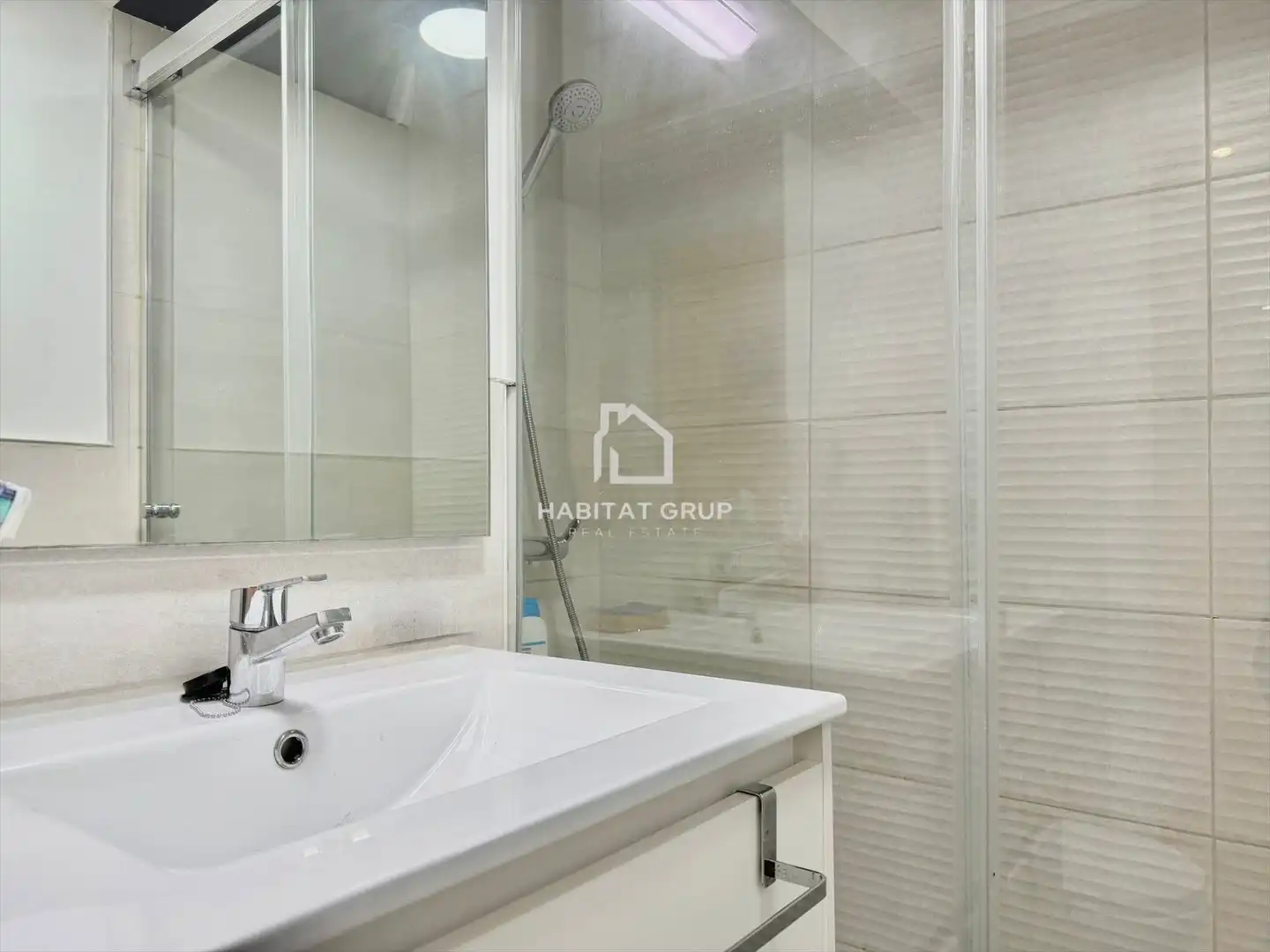 Badezimmer von Wohnung zum Verkauf in Girona mit Heizung, Privatgarten und Abstellraum