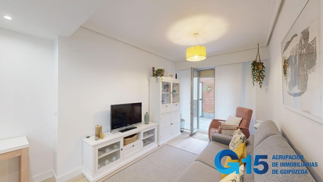 Sala d'estar de Apartament en venda en Donostia - San Sebastián  amb Parquet i Terrassa