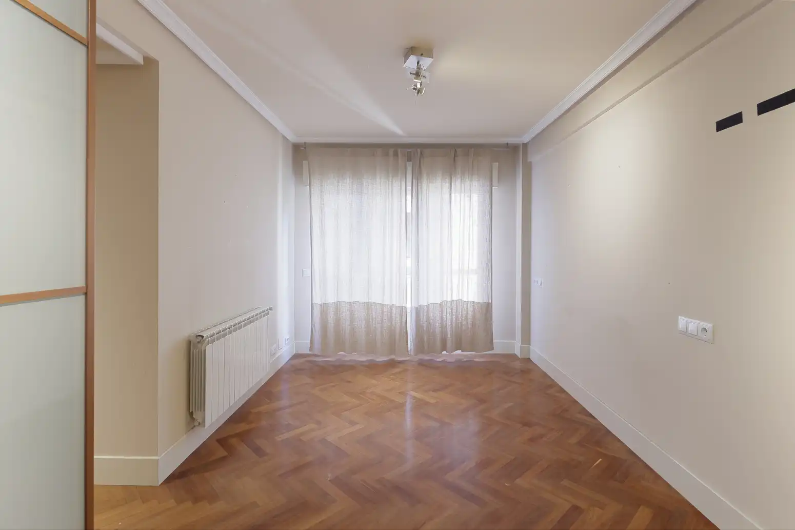 Dormitori de Pis en venda en Oviedo  amb Calefacció, Parquet i Traster
