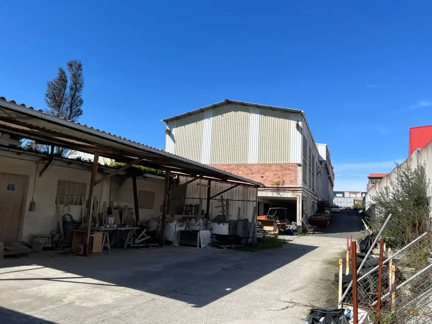 Vista exterior de Nave industrial en venta en Narón