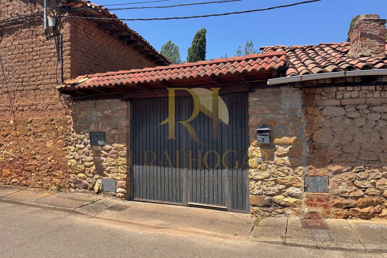 Exterior view of House or chalet for sale in Vegaquemada  with Furnished
