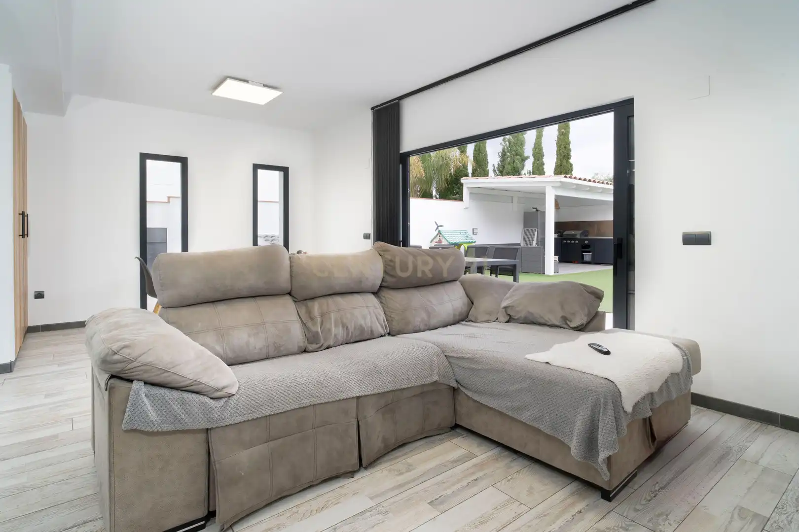 Living room of Houses for sale in Málaga  with Air Conditioner, Private garden and Storage room