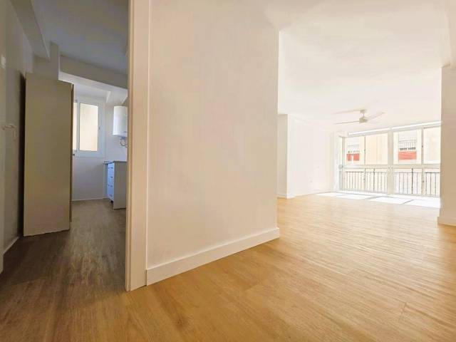 Piso en Alquiler en Calle Orfila en Parque Ayala - Jardín de la Abadía - Huelín