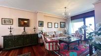 Sala d'estar de Dúplex en venda en Laredo amb Terrassa, Piscina i Balcó
