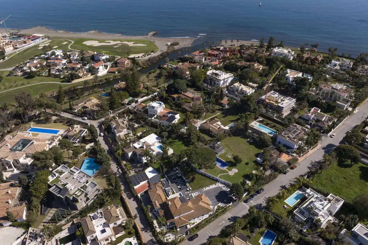 Vista exterior de Casa o xalet en venda en Estepona amb Terrassa i Piscina